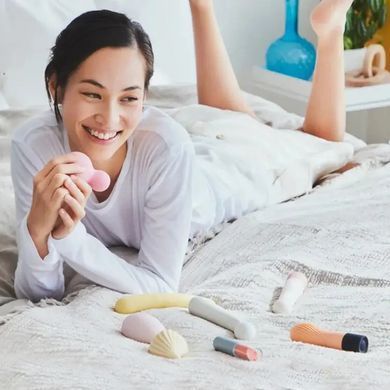 Вибратор для клитора Tenga Iroha+ Kushi телесный 8,8 см - основное фото
